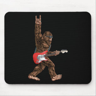 Bigfoot spelar en elektrisk gitarr Sten på Sasquat Musmatta
