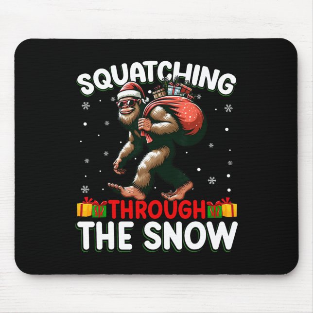 Bigfoot Squating genom Snö Santa Hat Julafton Musmatta (Framsidan)