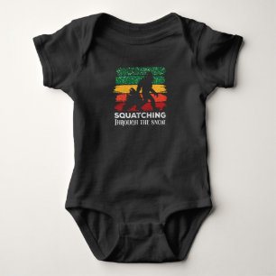 Bigfoot Squating genom Snö Yeti T Shirt