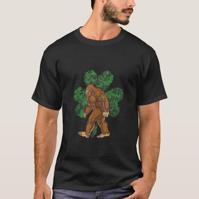 Bigfoot St Patrick Grönt Shamrock Sasquatch T Shirt (Framsida)