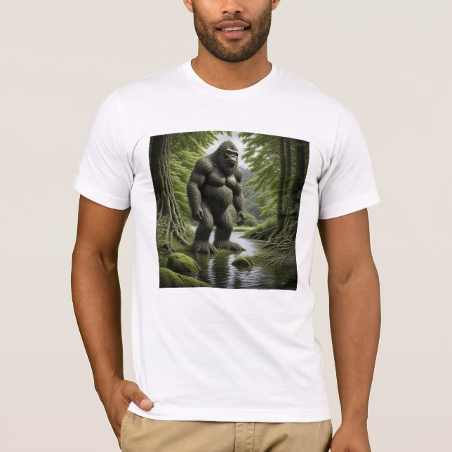 Bigfoot stående i en bäckserie  t shirt (Framsida)