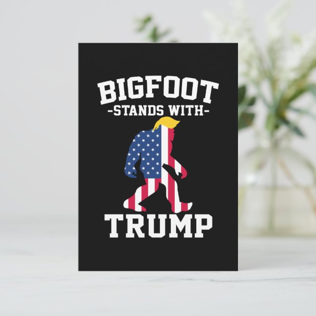 Bigfoot Stands med trumfkort 2024 (Stående Fram)