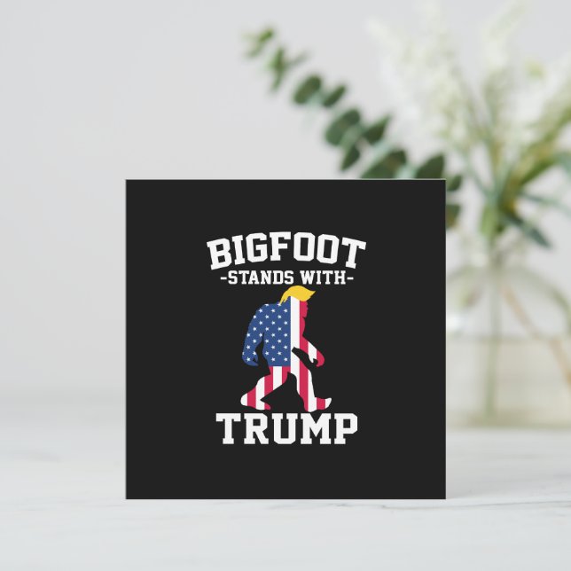 Bigfoot Stands med trumfkort 2024 (Stående Fram)