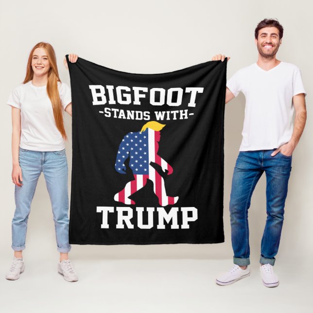 Bigfoot Stands med trumfkort 2024 Fleecefilt (På plats)