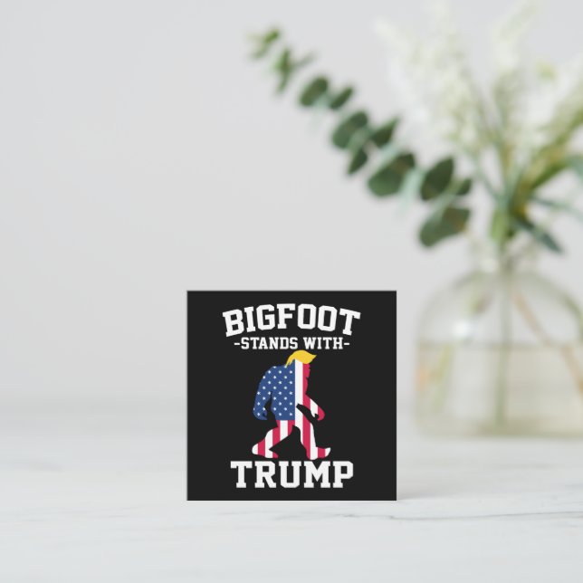 Bigfoot Stands med trumfkort 2024 Fyrkantigt Visitkort (Stående Fram)