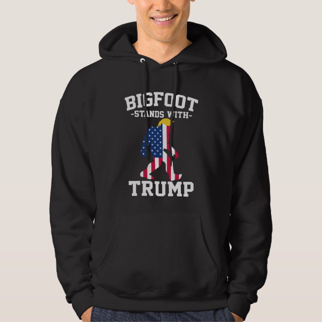 Bigfoot Stands med trumfkort 2024 Hoodie (Framsida)