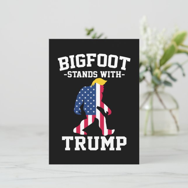 Bigfoot Stands med trumfkort 2024 Julkort (Stående Fram)