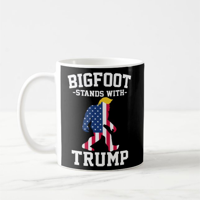 Bigfoot Stands med trumfkort 2024 Kaffemugg (Vänster)