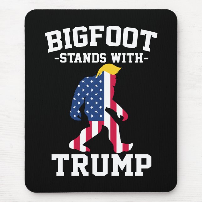 Bigfoot Stands med trumfkort 2024 Musmatta (Framsidan)
