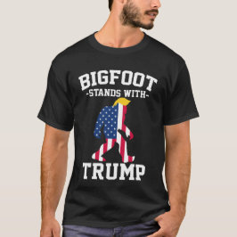 Bigfoot Stands med trumfkort 2024 T Shirt