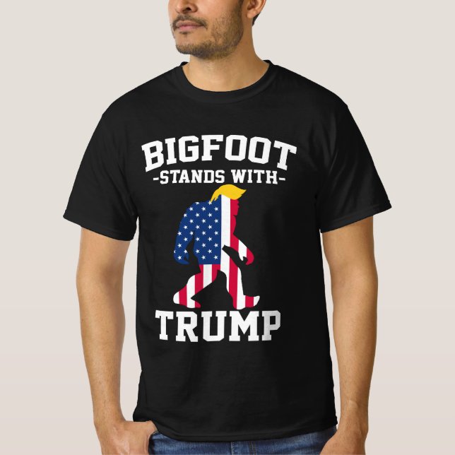 Bigfoot Stands med trumfkort 2024 T Shirt (Framsida)