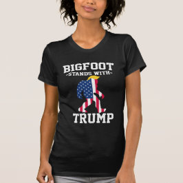 Bigfoot Stands med trumfkort 2024 T Shirt