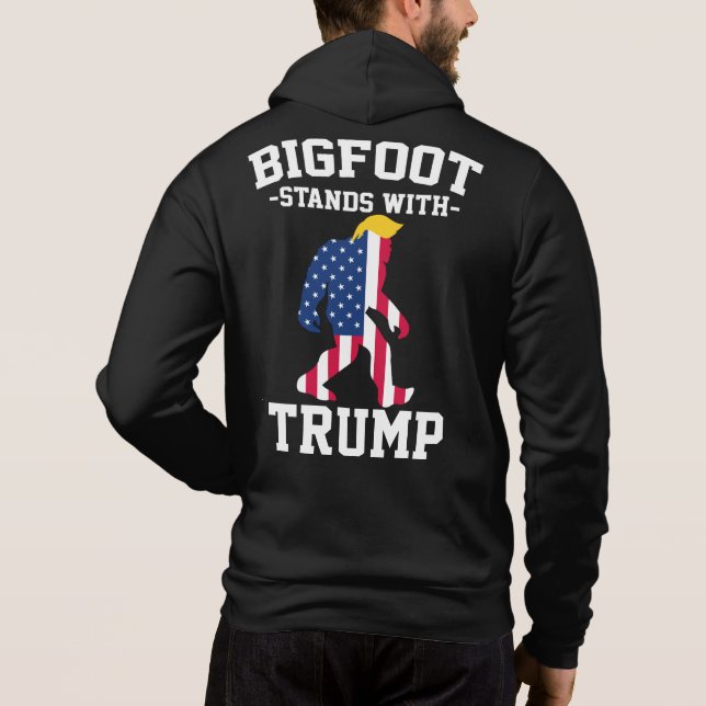 Bigfoot Stands med trumfkort 2024 T Shirt (Baksida)