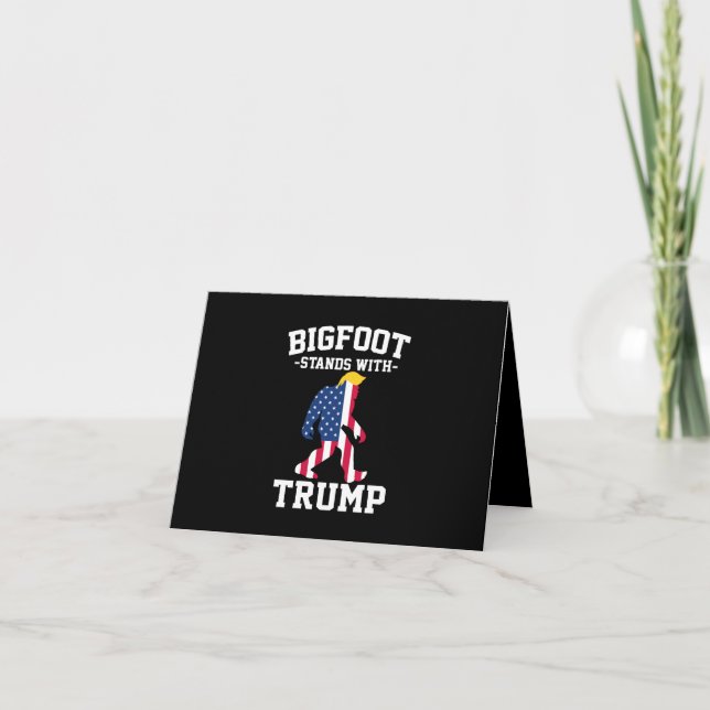 Bigfoot Stands med trumfkort 2024 Tack Kort (Framsida)