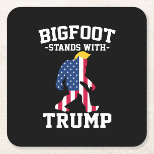Bigfoot Stands med trumfkort 2024 Underlägg Papper Kvadrat