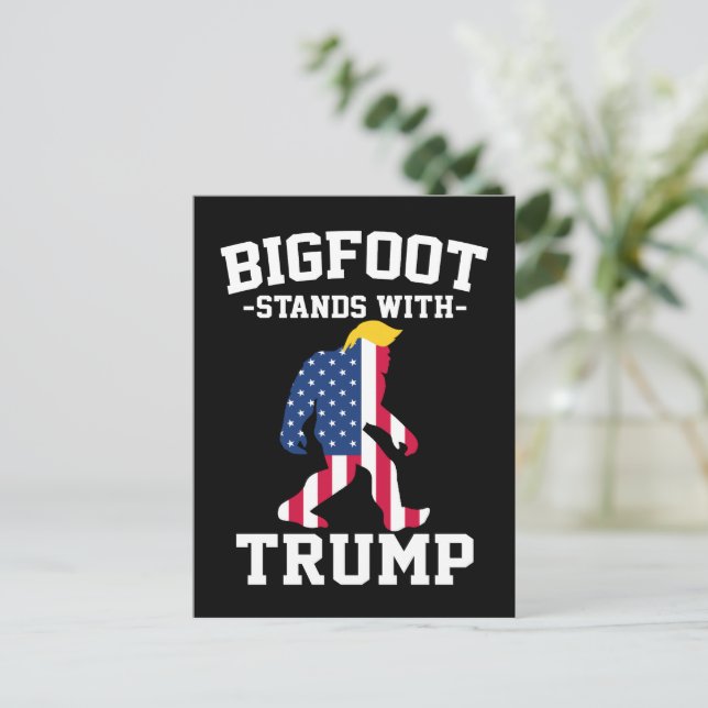 Bigfoot Stands med trumfkort 2024 Vykort (Stående Fram)