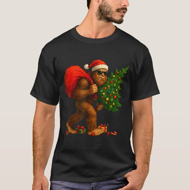 Bigfoot Stealing Christmas Tree Lights Xmas Boys M T Shirt (Framsida)