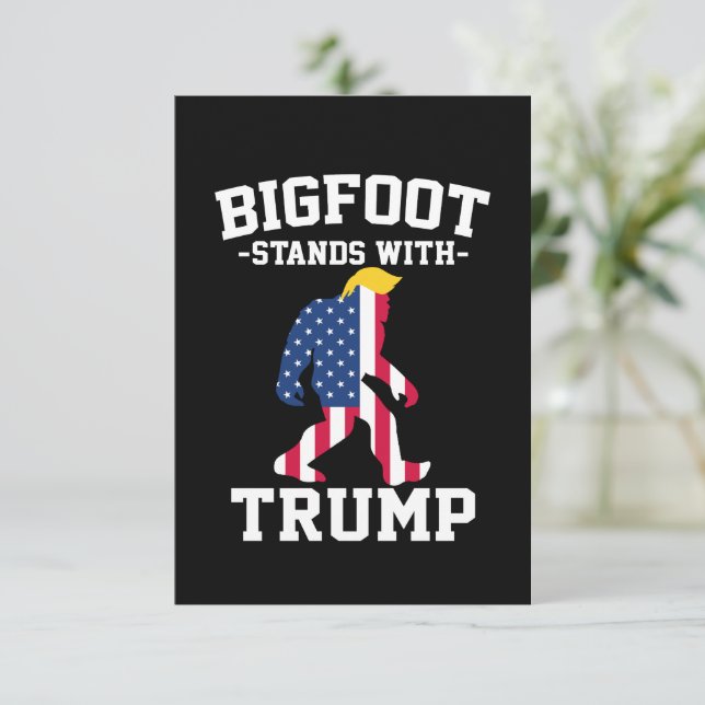 Bigfoot Stöder Trump 2024 Valet Tack Kort (Stående Fram)