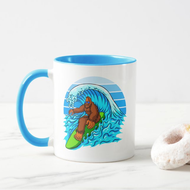Bigfoot Surfing Riding The Waves Rolig Sasquatch Mugg (Med munk)