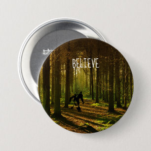 Bigfoot Tennis med Forest Background Knapp