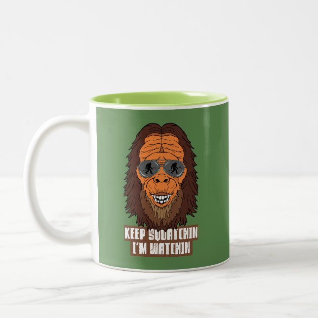 Bigfoot tittar på dig på din fantastiska camping Två-Tonad mugg (Vänster)