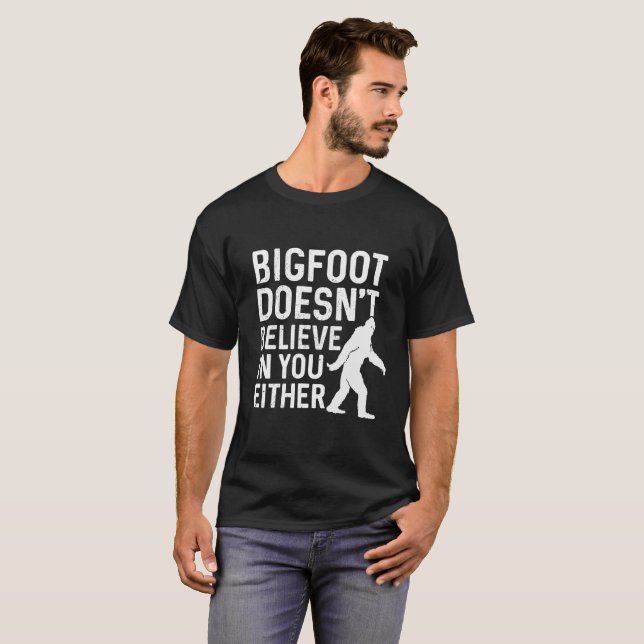 Bigfoot tror inte i dig either t-shirt (Hel framsida)