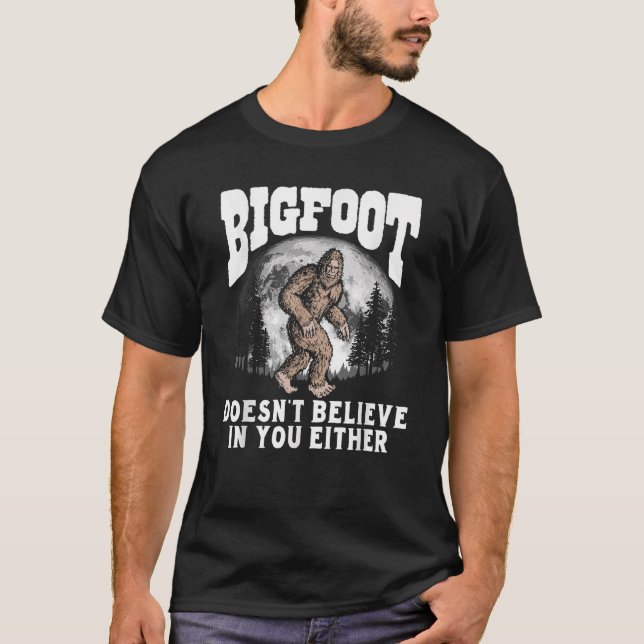 Bigfoot tror inte på dig heller t shirt (Framsida)