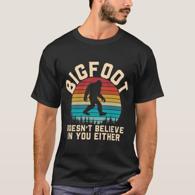 Bigfoot tror inte på dig heller t shirt (Framsida)