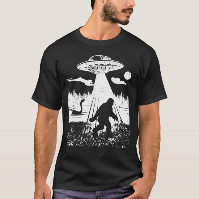 Bigfoot UFO Abduction Funny Sasquatch Utomjordinga T Shirt (Framsida)