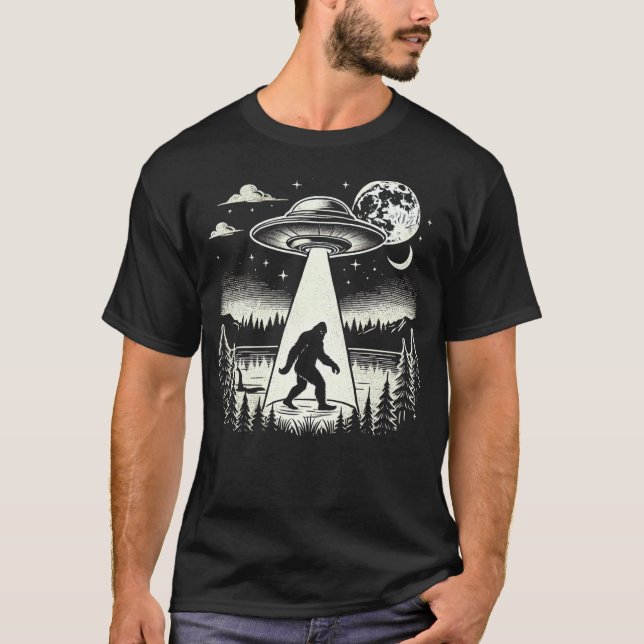 Bigfoot UFO Abduction T-Shirt - Funny Cryptid (Framsida)