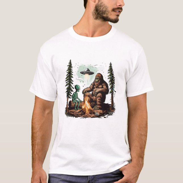 Bigfoot UFO Alien Campfire Hiking Sasquatch Outdoo T Shirt (Framsida)