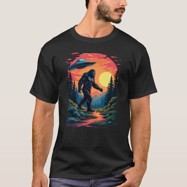 Bigfoot UFO påträffar Tee - Wilderness Graphic Tee (Framsida)