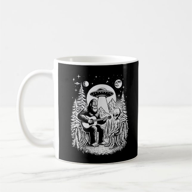 Bigfoot UFO-utlänning runt Campfire Nature Hickor Kaffemugg (Vänster)