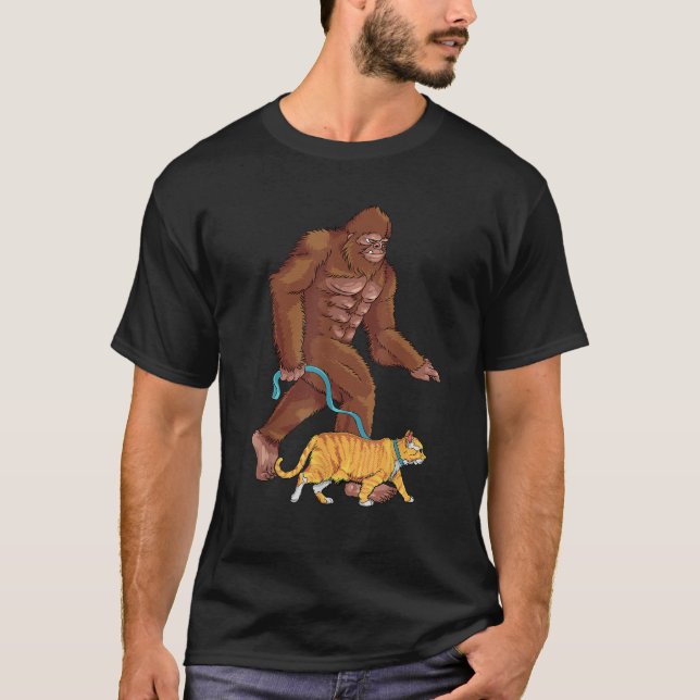 Bigfoot Walk Orange Cat Mom Sasquatch Kitten Anima T Shirt (Framsida)