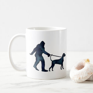 Bigfoot Walking a Bluetick Coonhound på ett utslag Kaffemugg