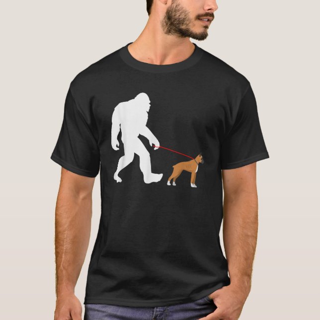 Bigfoot Walking Boxer Hund TShirt Sasquatch med Bo T Shirt (Framsida)