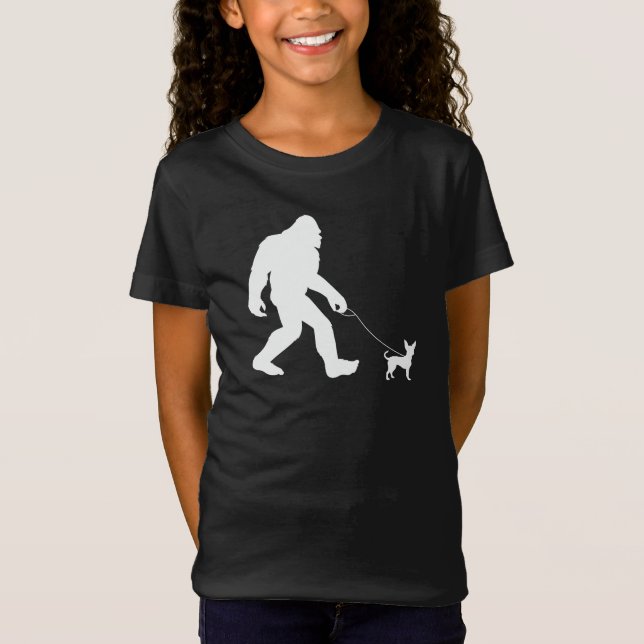 Bigfoot Walking Chihuahua T Shirt (Framsida)