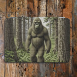 Bigfoot Walking genom Skogen iPad Mini Skydd<br><div class="desc">Sasquatch som går genom träd i skogskonsten.</div>