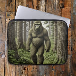 Bigfoot Walking genom Skogen Laptop Fodral<br><div class="desc">Sasquatch som går genom träd i skogskonsten.</div>