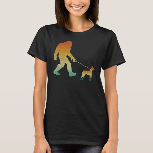 Bigfoot Walking Miniature Pinscher Funny Sasquatch T Shirt (Framsida)