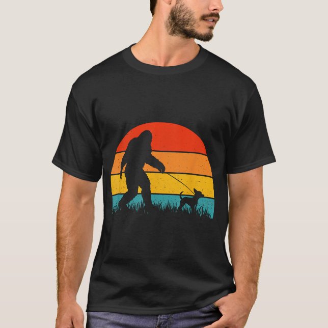 Bigfoot Walking Sunset av Sasquatch Chihuahua T Shirt (Framsida)