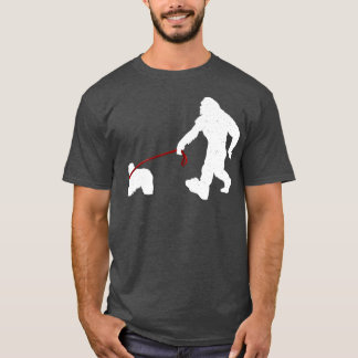 Bigfoot Walking with Komondor Hund Funny Bigfoot a T Shirt