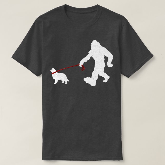 Bigfoot Walking with Newfoundland Hund Funny Bigfo T Shirt (Design framsida)