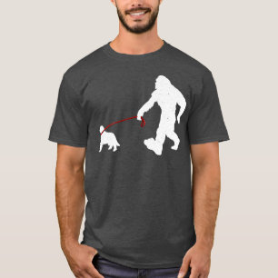 Bigfoot Walking with Newfoundland Hund Funny Bigfo T Shirt