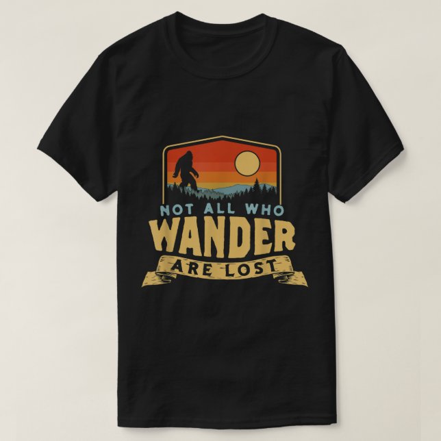 Bigfoot Wanderer Retro Camping Design T Shirt (Design framsida)