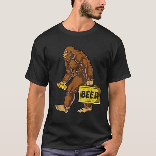 Bigfoot with Beer Funny Sasquatch Men Women Drinki T Shirt (Framsida)