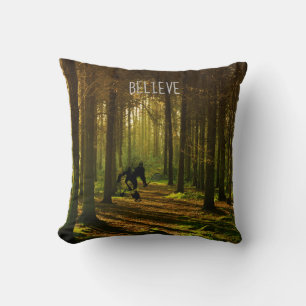 Bigfoot with Tennis Racket and Text in Forest Kudde