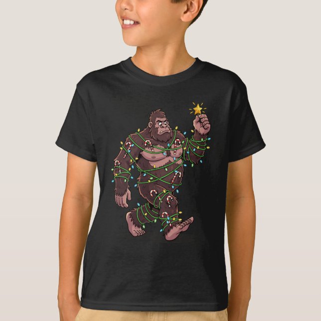 Bigfoot Wrapped in Christmas Lights T Shirt (Framsida)