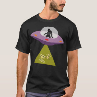 Bigfoot Yeti Sasquatch driver Alien Ufo Abducing T Shirt
