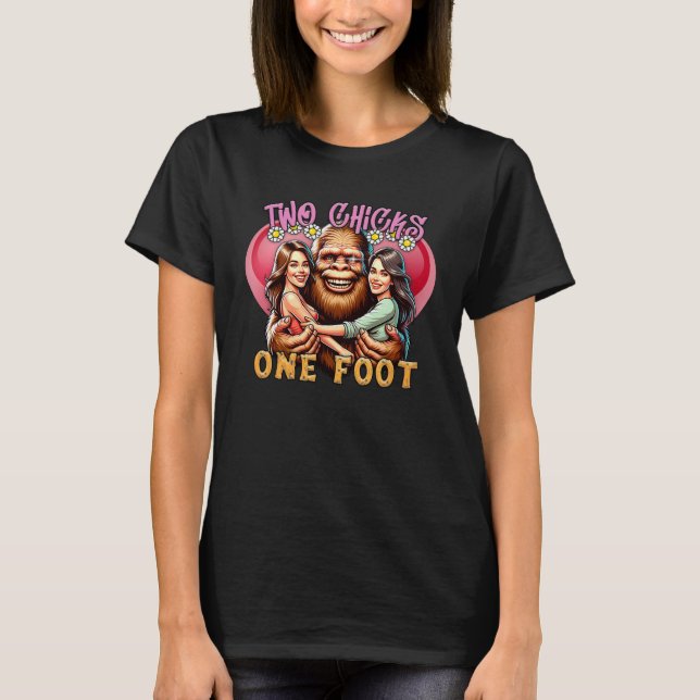 Bigfoot's Gorgous Dam Äventyr Art T Shirt (Framsida)